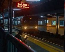 Pap Di Stasiun Kereta Malam Hari